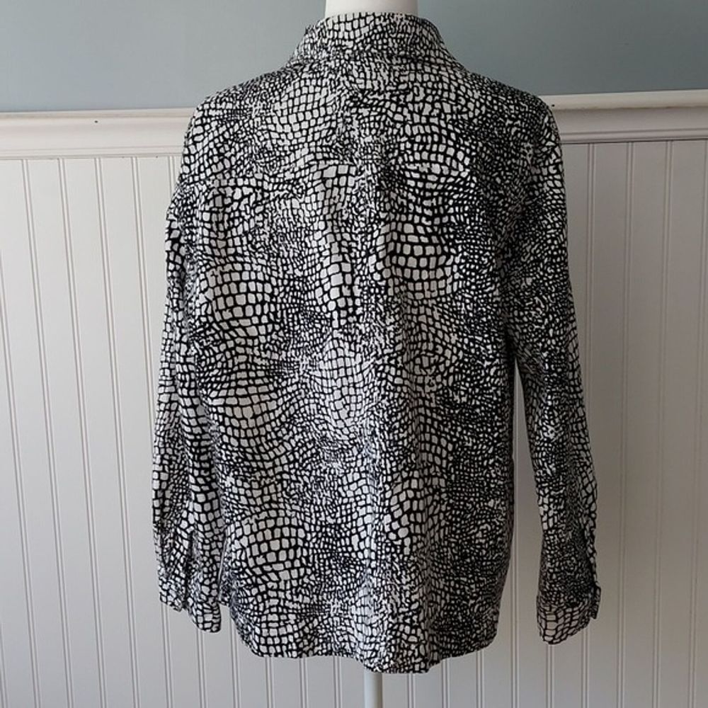 Chico's Design Women's 3 Lg‎ Shacket Black White Animal Print Button Lightweight - Picture 3 of 11